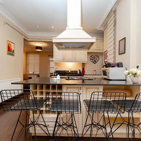 Three-bedroom Family In Managed - Location Near Taksim Apartament