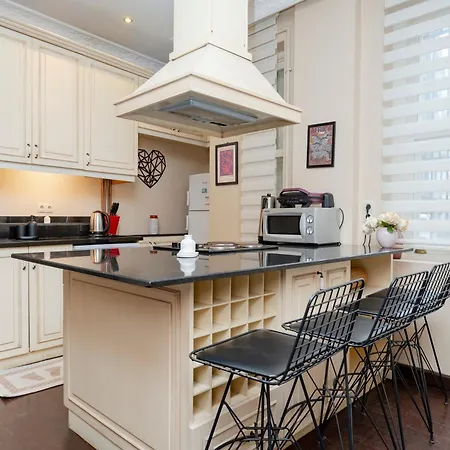 Three-bedroom Family In Managed - Location Near Taksim